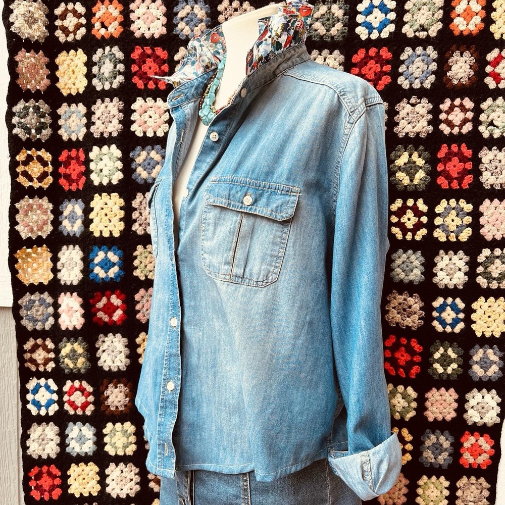 Upcycled Soft Grunge Faded Denim w/ Ditsy Cottage Floral Ruffle Collar Shirt L
